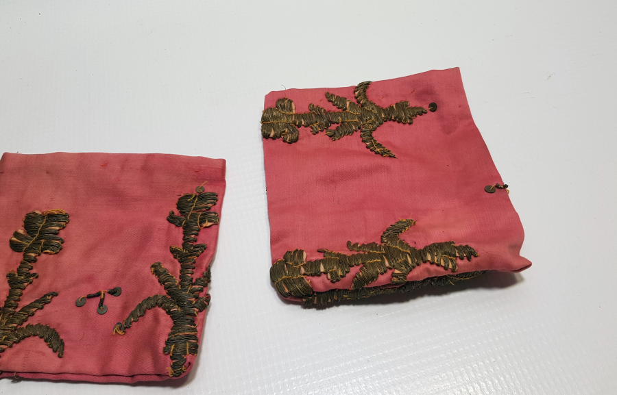 SIRMA İŞÇİLİKLİ EL YAPIMI ÜÇ ADET OSMANLI KUMAŞLARDAN YAPILMIŞ KESE