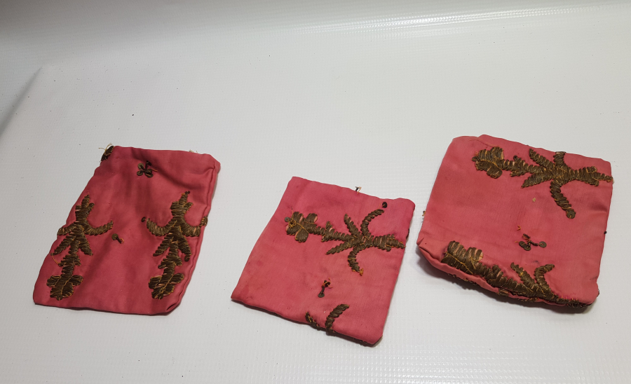 SIRMA İŞÇİLİKLİ EL YAPIMI ÜÇ ADET OSMANLI KUMAŞLARDAN YAPILMIŞ KESE