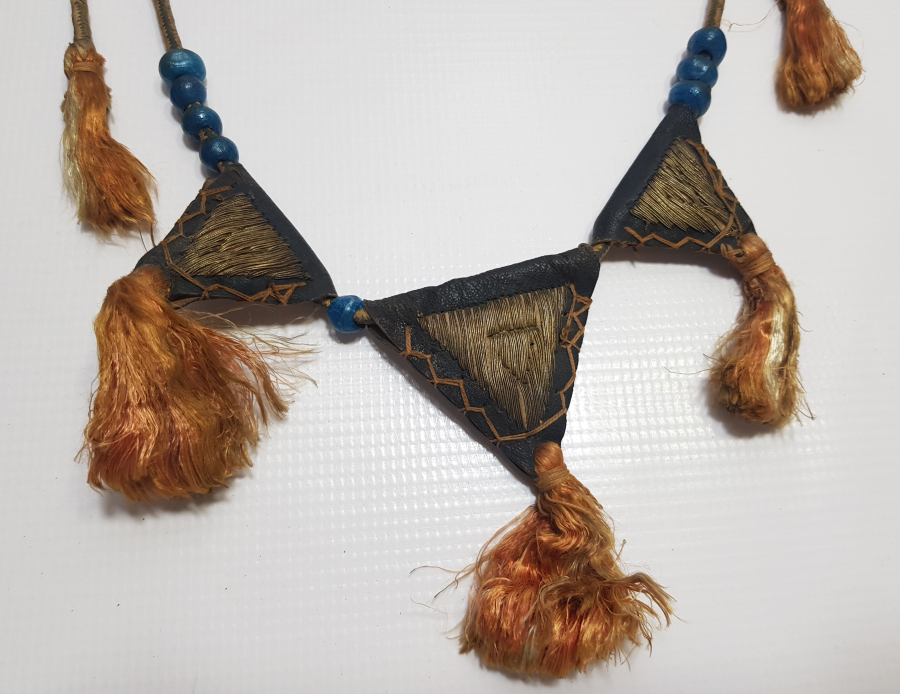 ÜZERİ GÜMÜŞ SIRMA İŞÇİLİKLİ VE NAZAR BONCUKLU ÇERKES İŞİ İPEK AT MUSKASI