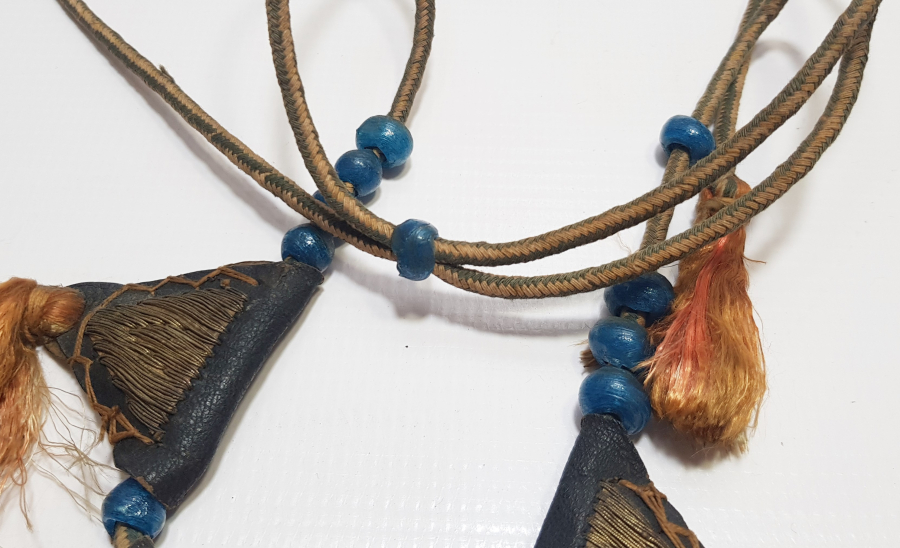 ÜZERİ GÜMÜŞ SIRMA İŞÇİLİKLİ VE NAZAR BONCUKLU ÇERKES İŞİ İPEK AT MUSKASI