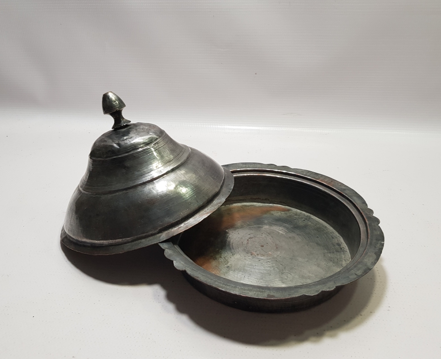 1908 TARİHLİ RUMCA YAZILI KAPAKLI BAKIR TABAK