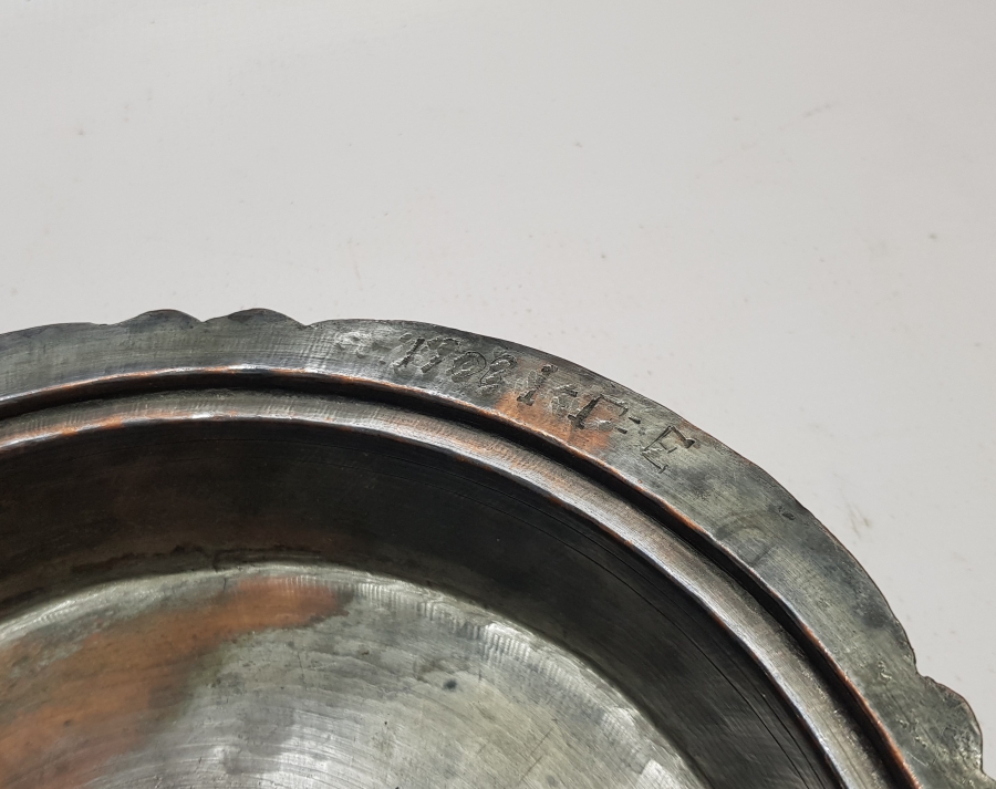 1908 TARİHLİ RUMCA YAZILI KAPAKLI BAKIR TABAK