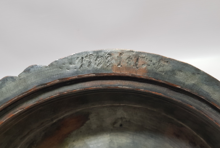 1908 TARİHLİ RUMCA YAZILI KAPAKLI BAKIR TABAK