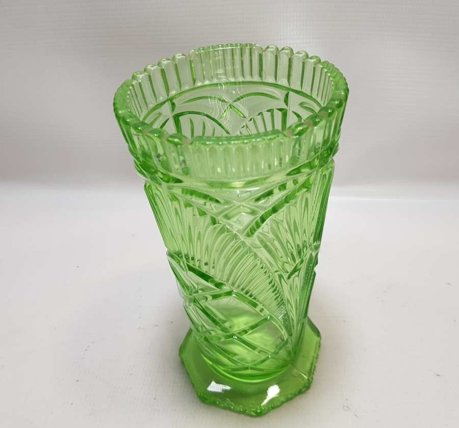 ANTİKA URANYUM YEŞİLİ KRİSTAL CAM VAZO