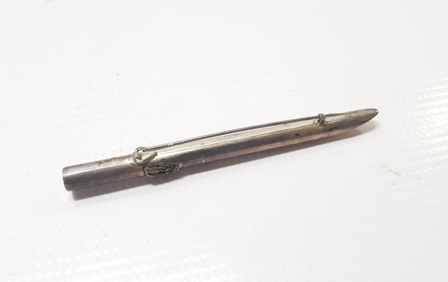 KALEM FORMLU YAPILMIŞ KABARTMA İŞÇİLİKLİ ANTİKA GÜMÜŞ BROŞ