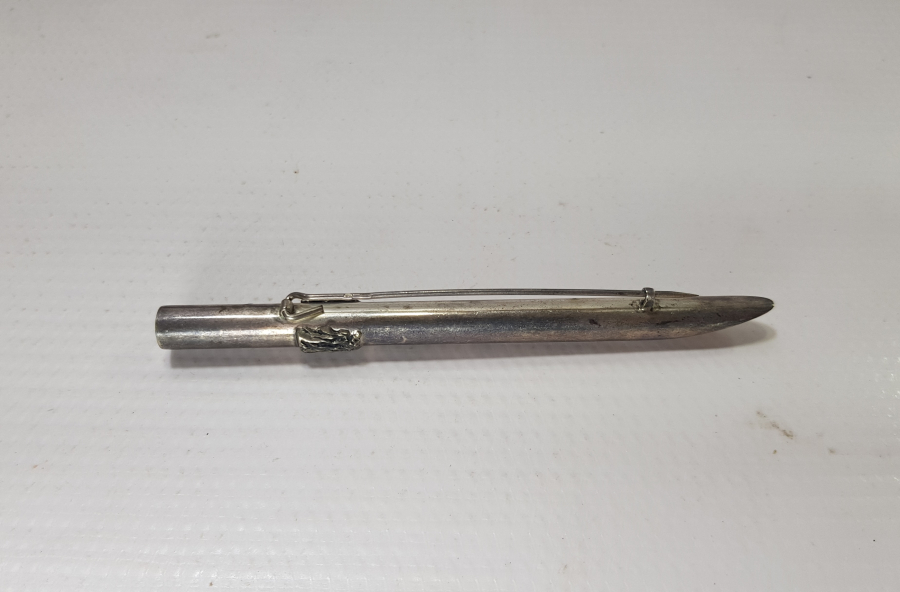 KALEM FORMLU YAPILMIŞ KABARTMA İŞÇİLİKLİ ANTİKA GÜMÜŞ BROŞ