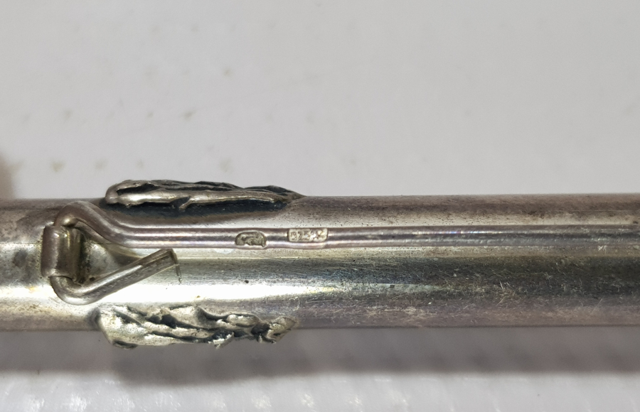 KALEM FORMLU YAPILMIŞ KABARTMA İŞÇİLİKLİ ANTİKA GÜMÜŞ BROŞ