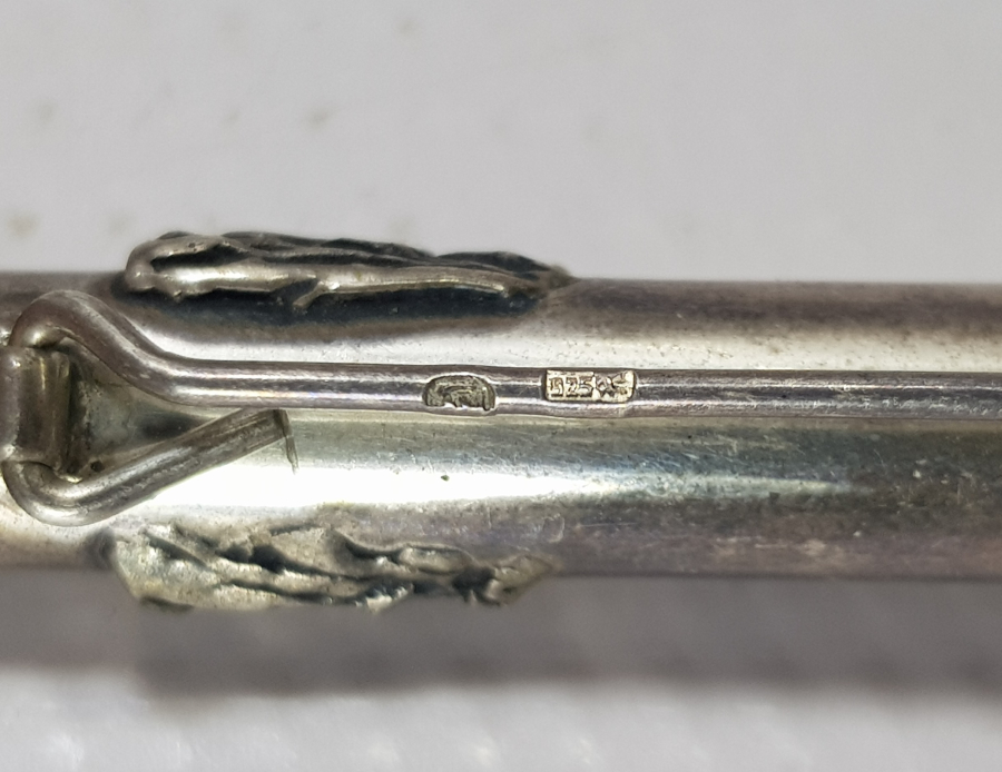 KALEM FORMLU YAPILMIŞ KABARTMA İŞÇİLİKLİ ANTİKA GÜMÜŞ BROŞ