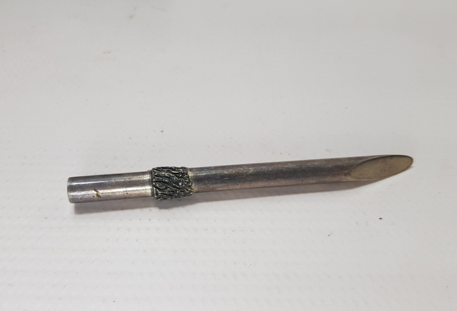 KALEM FORMLU YAPILMIŞ KABARTMA İŞÇİLİKLİ ANTİKA GÜMÜŞ BROŞ