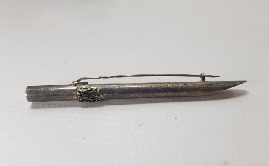 KALEM FORMLU YAPILMIŞ KABARTMA İŞÇİLİKLİ ANTİKA GÜMÜŞ BROŞ