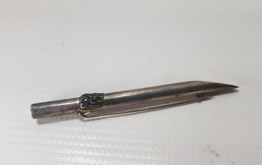 KALEM FORMLU YAPILMIŞ KABARTMA İŞÇİLİKLİ ANTİKA GÜMÜŞ BROŞ