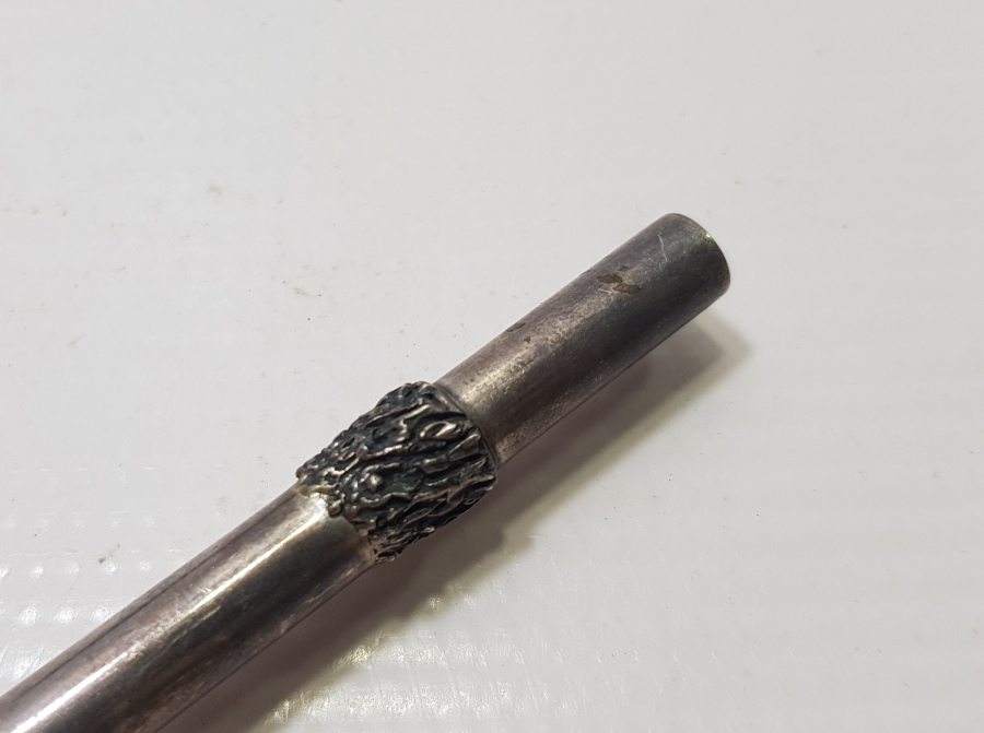 KALEM FORMLU YAPILMIŞ KABARTMA İŞÇİLİKLİ ANTİKA GÜMÜŞ BROŞ