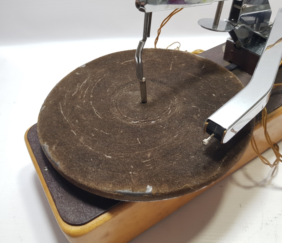 ÇOK AYKIRI FORMDA ANTİKA GRAMOFON