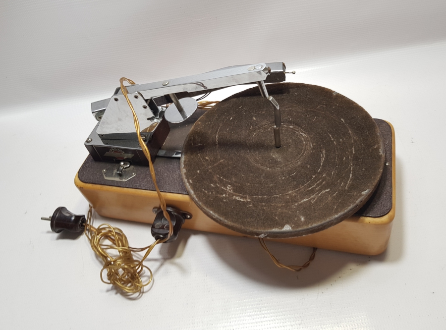 ÇOK AYKIRI FORMDA ANTİKA GRAMOFON