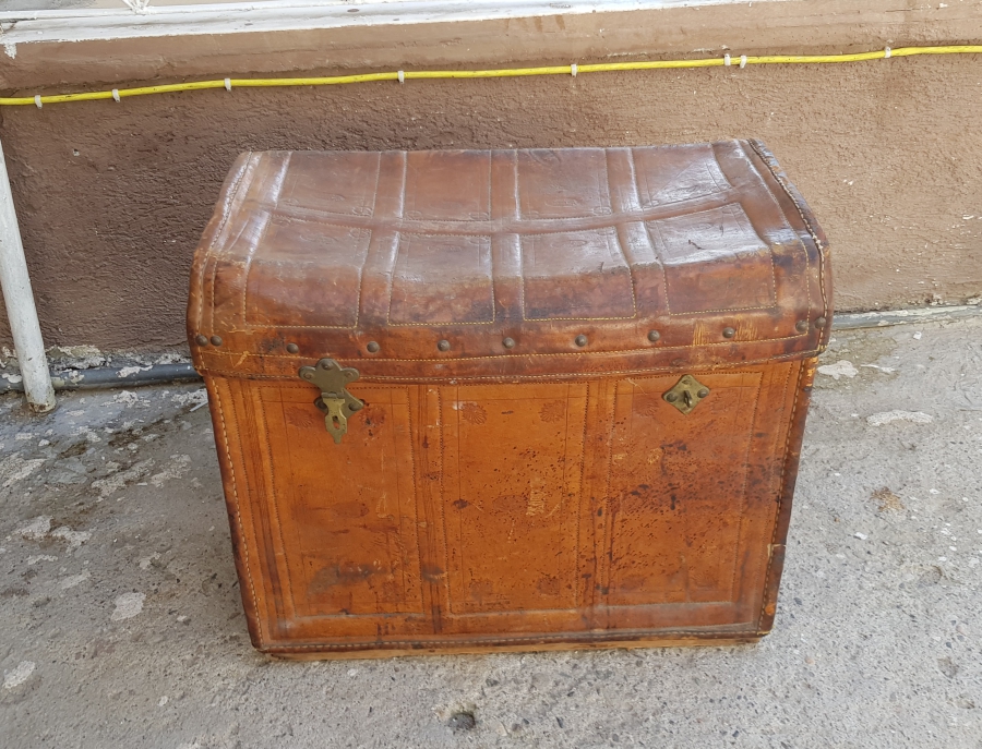 OSMANLI DÖNEMİ OSMANLICA, İBRANİCE VE FRANSIZCA DAMGALI ÇOK NADİR SÜRRE ALAYI DERİ SANDIK