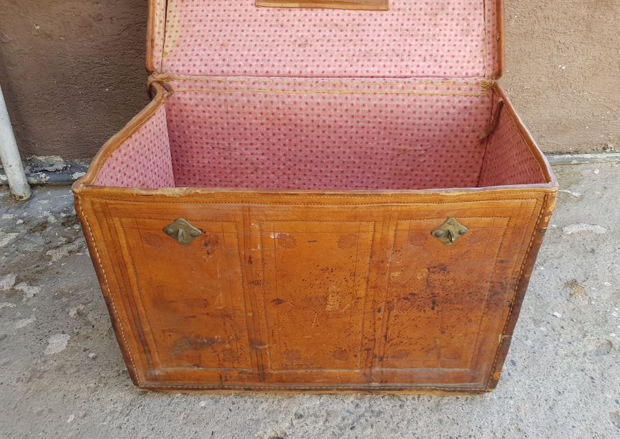 OSMANLI DÖNEMİ OSMANLICA, İBRANİCE VE FRANSIZCA DAMGALI ÇOK NADİR SÜRRE ALAYI DERİ SANDIK