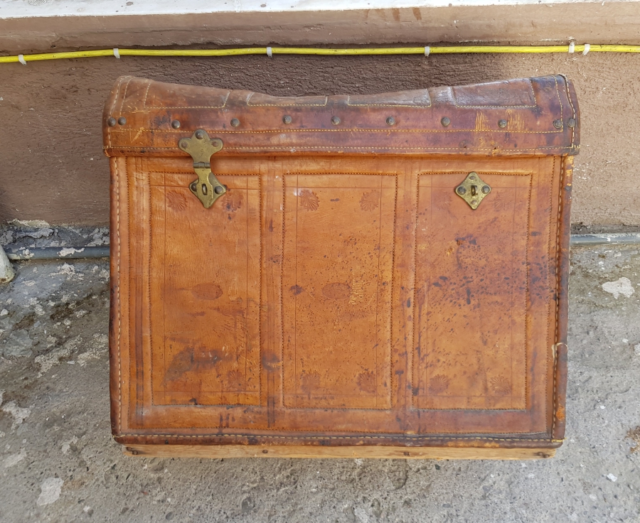 OSMANLI DÖNEMİ OSMANLICA, İBRANİCE VE FRANSIZCA DAMGALI ÇOK NADİR SÜRRE ALAYI DERİ SANDIK