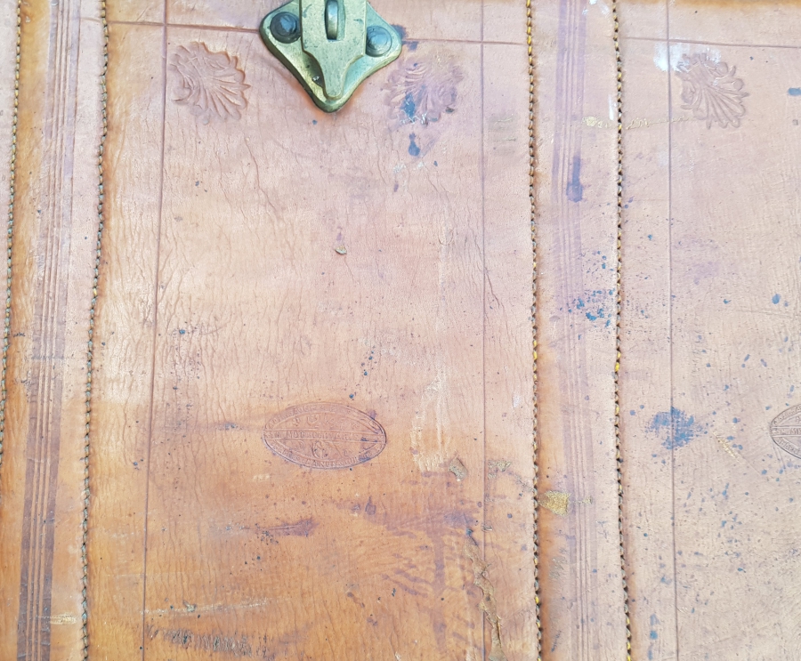 OSMANLI DÖNEMİ OSMANLICA, İBRANİCE VE FRANSIZCA DAMGALI ÇOK NADİR SÜRRE ALAYI DERİ SANDIK