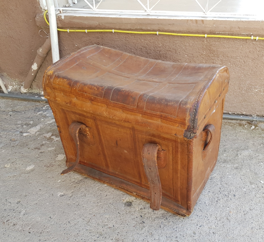 OSMANLI DÖNEMİ OSMANLICA, İBRANİCE VE FRANSIZCA DAMGALI ÇOK NADİR SÜRRE ALAYI DERİ SANDIK