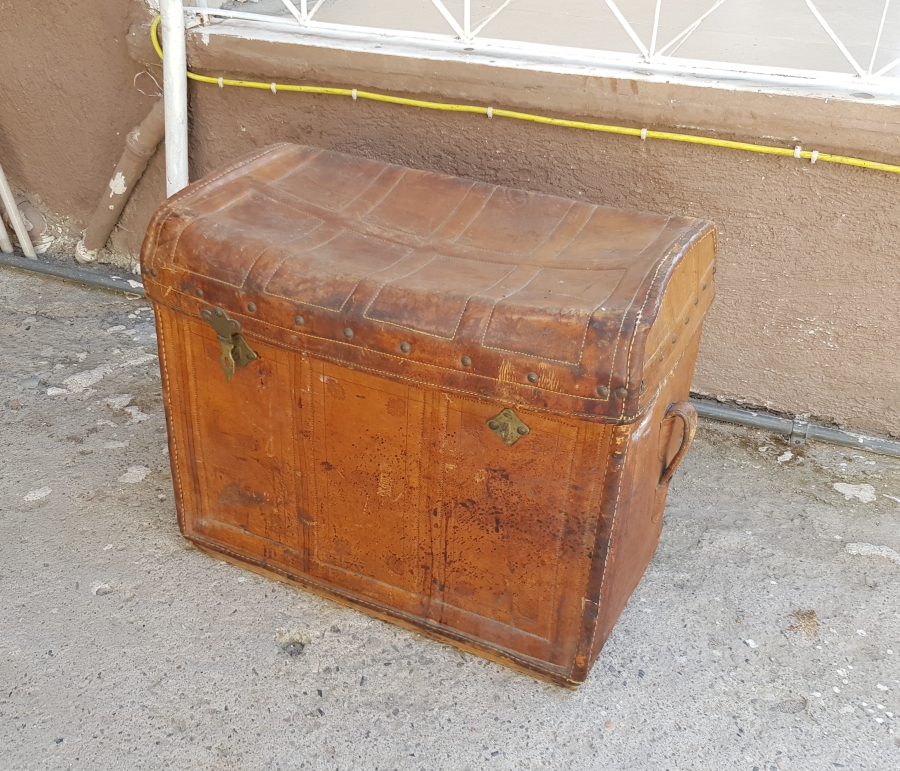 OSMANLI DÖNEMİ OSMANLICA, İBRANİCE VE FRANSIZCA DAMGALI ÇOK NADİR SÜRRE ALAYI DERİ SANDIK