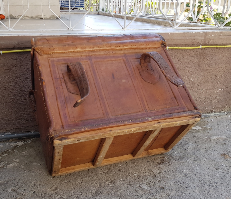 OSMANLI DÖNEMİ OSMANLICA, İBRANİCE VE FRANSIZCA DAMGALI ÇOK NADİR SÜRRE ALAYI DERİ SANDIK