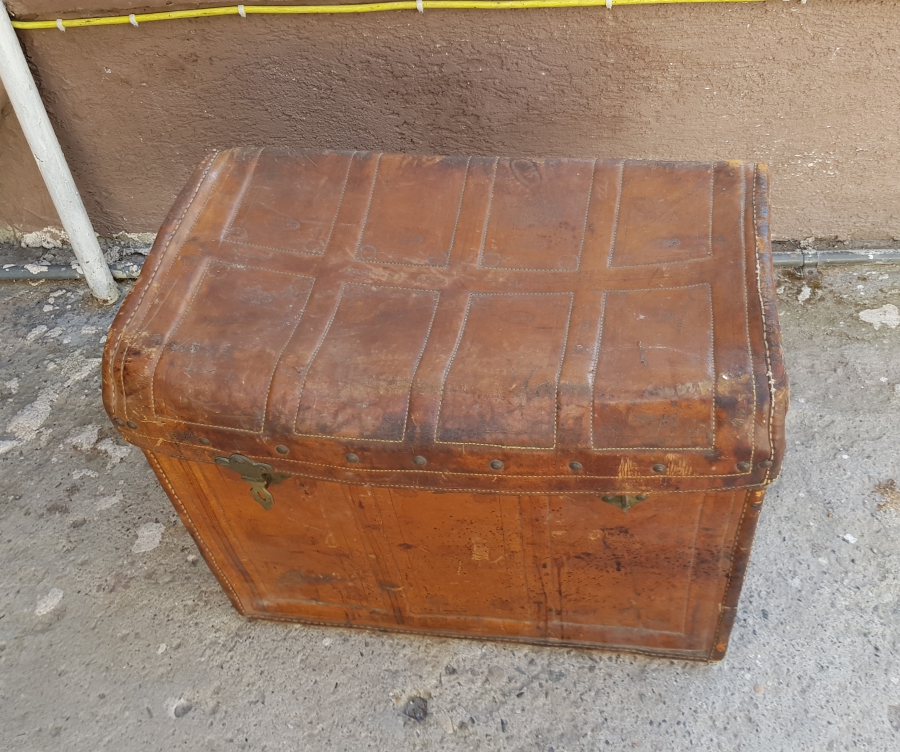 OSMANLI DÖNEMİ OSMANLICA, İBRANİCE VE FRANSIZCA DAMGALI ÇOK NADİR SÜRRE ALAYI DERİ SANDIK