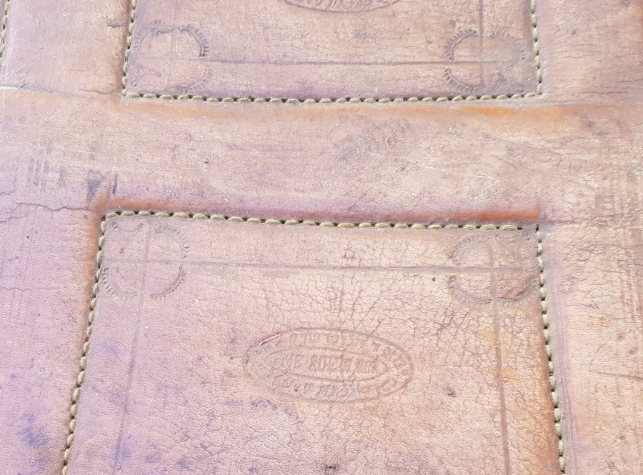 OSMANLI DÖNEMİ OSMANLICA, İBRANİCE VE FRANSIZCA DAMGALI ÇOK NADİR SÜRRE ALAYI DERİ SANDIK