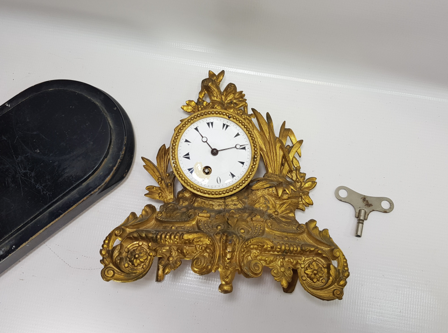 ORİJİNAL AHŞAP STANDIYLA KABARTMA İŞÇİLİKLİ BÜYÜK BOY OSMANLI ŞÖMİNE SAATİ