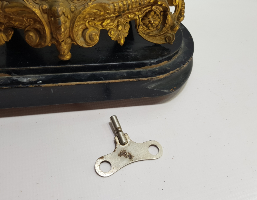 ORİJİNAL AHŞAP STANDIYLA KABARTMA İŞÇİLİKLİ BÜYÜK BOY OSMANLI ŞÖMİNE SAATİ