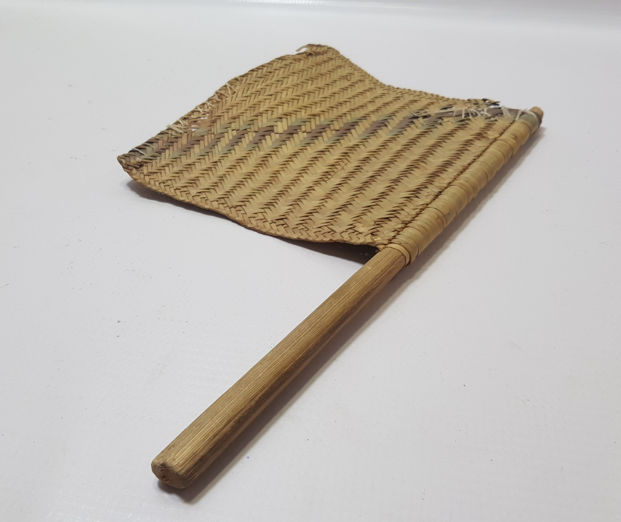 OSMANLI DÖNEMİ NADİR FORMDA HURMA YAPRAĞINDAN YAPILMIŞ ÇOK NADİR SÜRRE ALAYLARI KÖK BOYALI YELPAZE