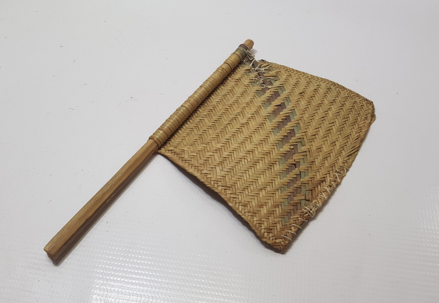 OSMANLI DÖNEMİ NADİR FORMDA HURMA YAPRAĞINDAN YAPILMIŞ ÇOK NADİR SÜRRE ALAYLARI KÖK BOYALI YELPAZE