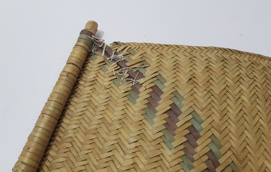 OSMANLI DÖNEMİ NADİR FORMDA HURMA YAPRAĞINDAN YAPILMIŞ ÇOK NADİR SÜRRE ALAYLARI KÖK BOYALI YELPAZE