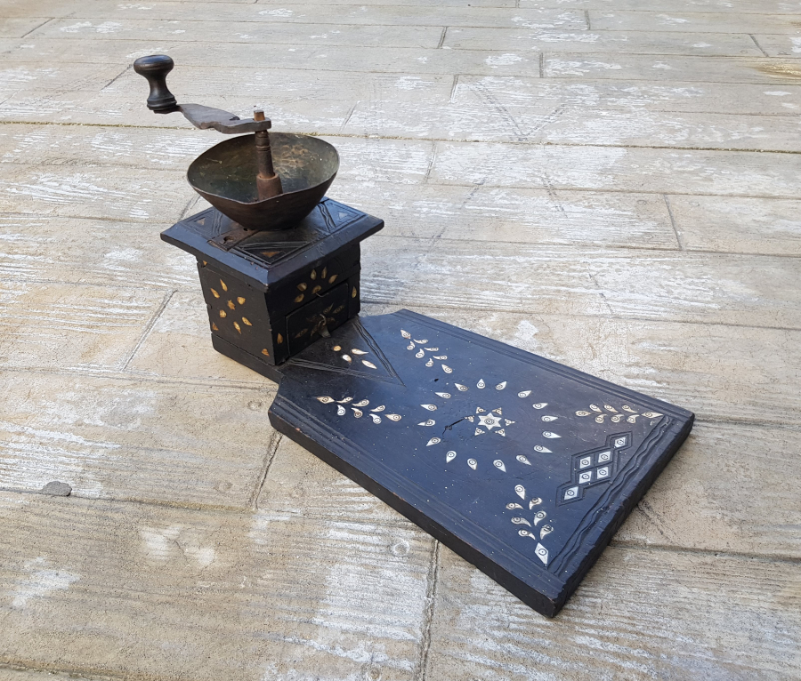 OSMANLI DÖNEMİ NADİR FORMDA İŞLEMELİ AHŞAP OTURAK KAHVE DEĞİRMENİ