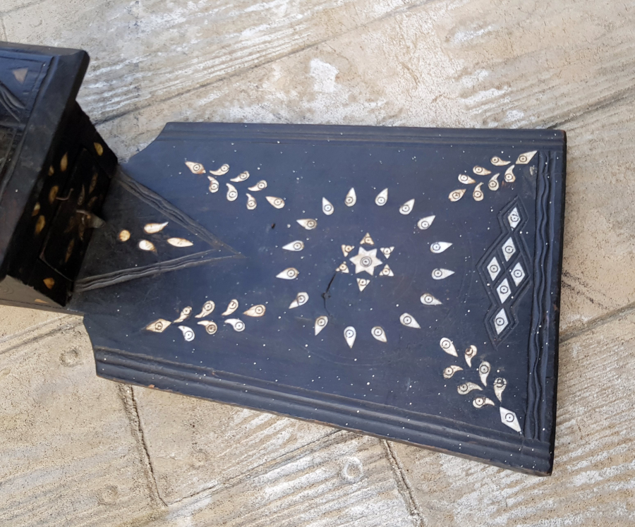 OSMANLI DÖNEMİ NADİR FORMDA İŞLEMELİ AHŞAP OTURAK KAHVE DEĞİRMENİ