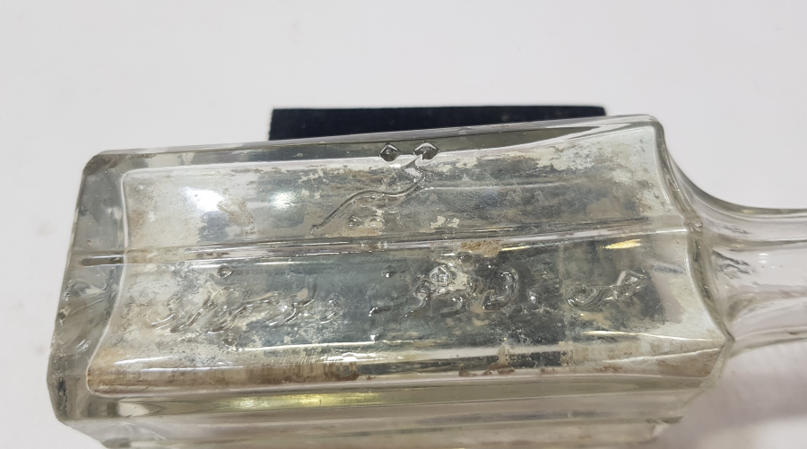 ÜZERİ KABARTMA İŞÇİLİKLE HASAN ŞEVKİ KOLONYASI YAZILI OSMANLI DÖNEMİ ÇOK NADİR KOLONYA ŞİŞESİ