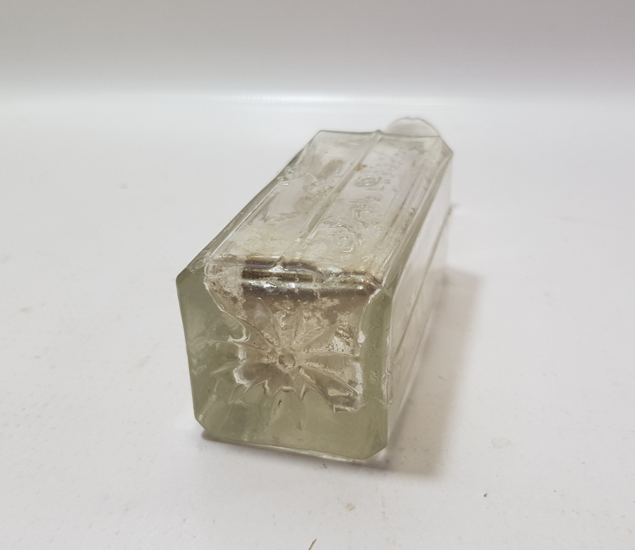 ÜZERİ KABARTMA İŞÇİLİKLE HASAN ŞEVKİ KOLONYASI YAZILI OSMANLI DÖNEMİ ÇOK NADİR KOLONYA ŞİŞESİ