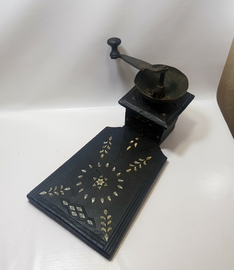 OSMANLI DÖNEMİ NADİR FORMDA İŞLEMELİ AHŞAP OTURAK KAHVE DEĞİRMENİ