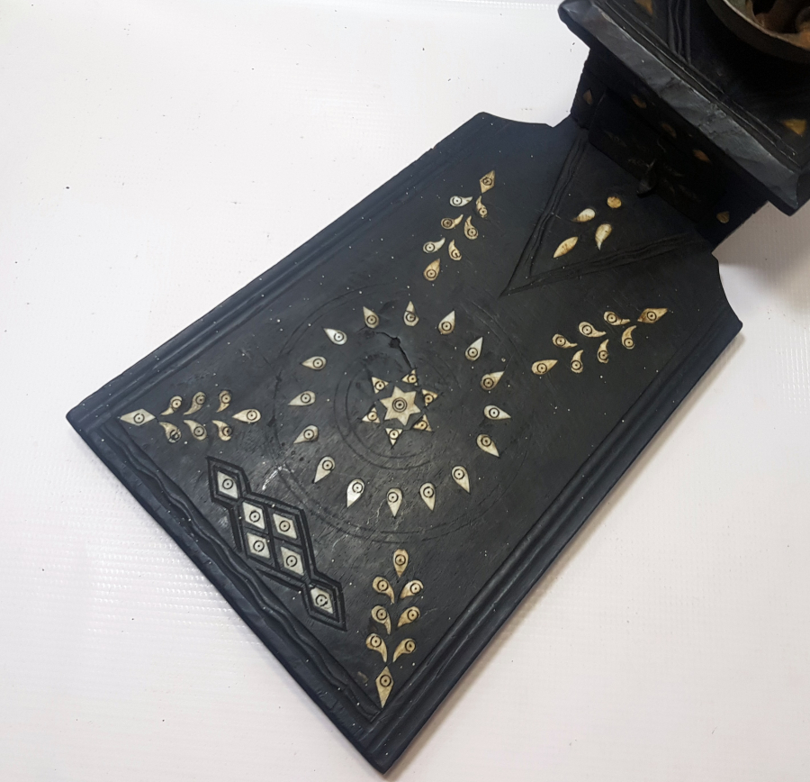 OSMANLI DÖNEMİ NADİR FORMDA İŞLEMELİ AHŞAP OTURAK KAHVE DEĞİRMENİ