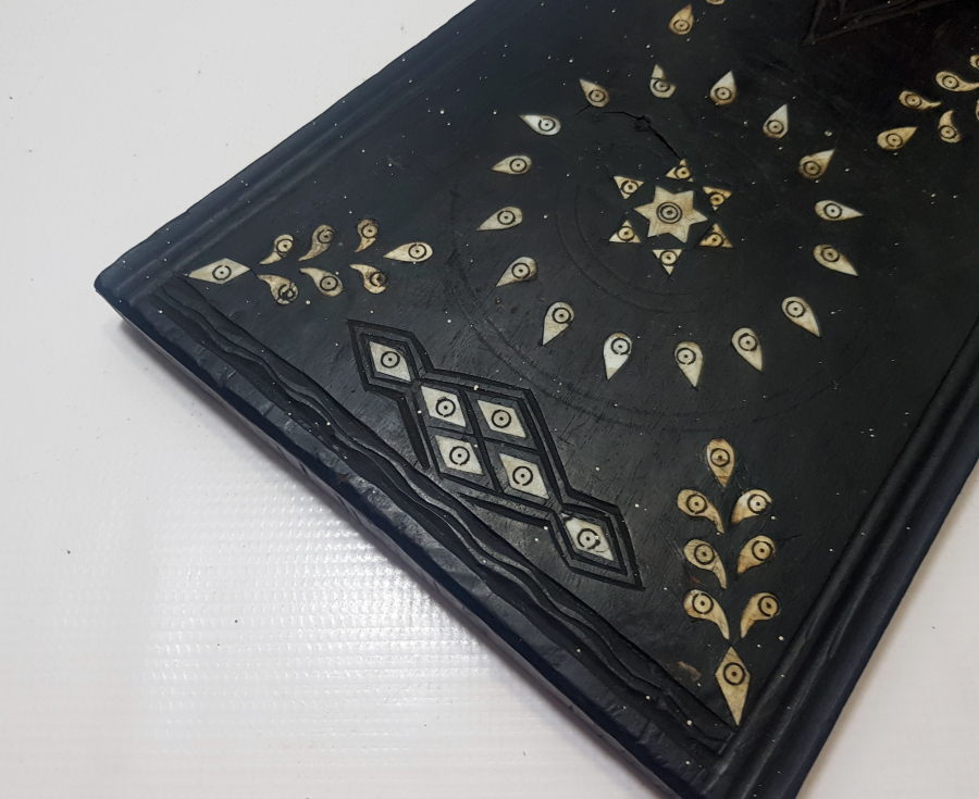 OSMANLI DÖNEMİ NADİR FORMDA İŞLEMELİ AHŞAP OTURAK KAHVE DEĞİRMENİ