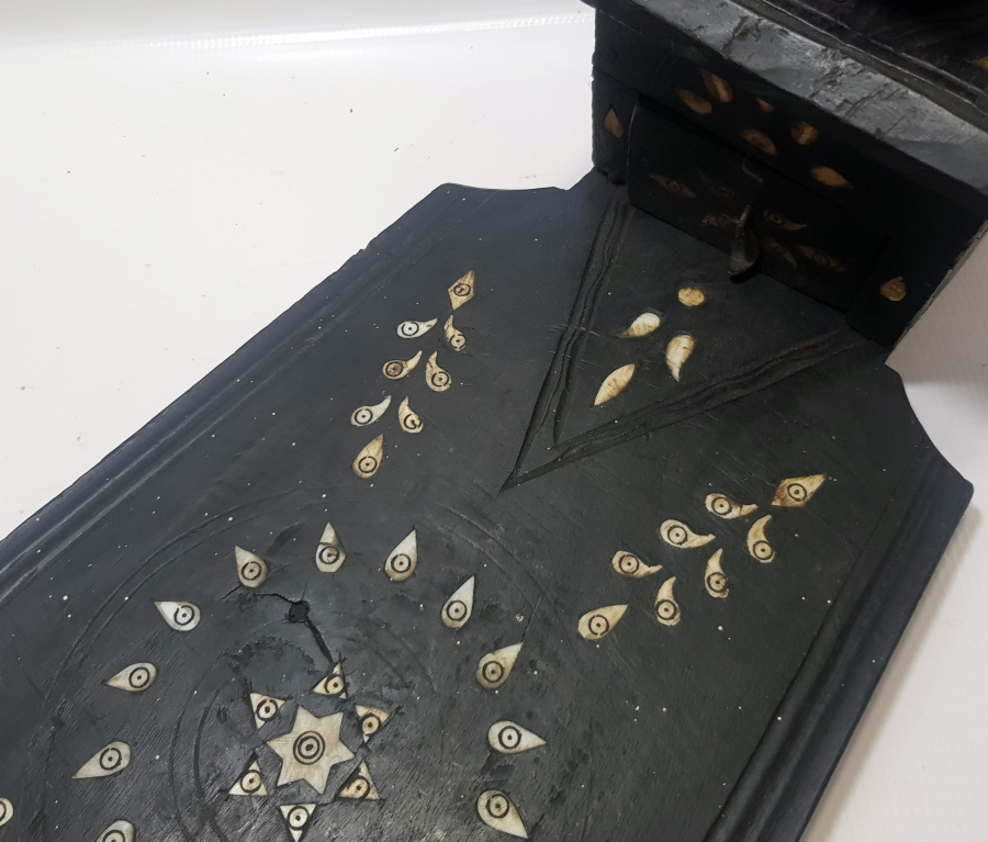 OSMANLI DÖNEMİ NADİR FORMDA İŞLEMELİ AHŞAP OTURAK KAHVE DEĞİRMENİ