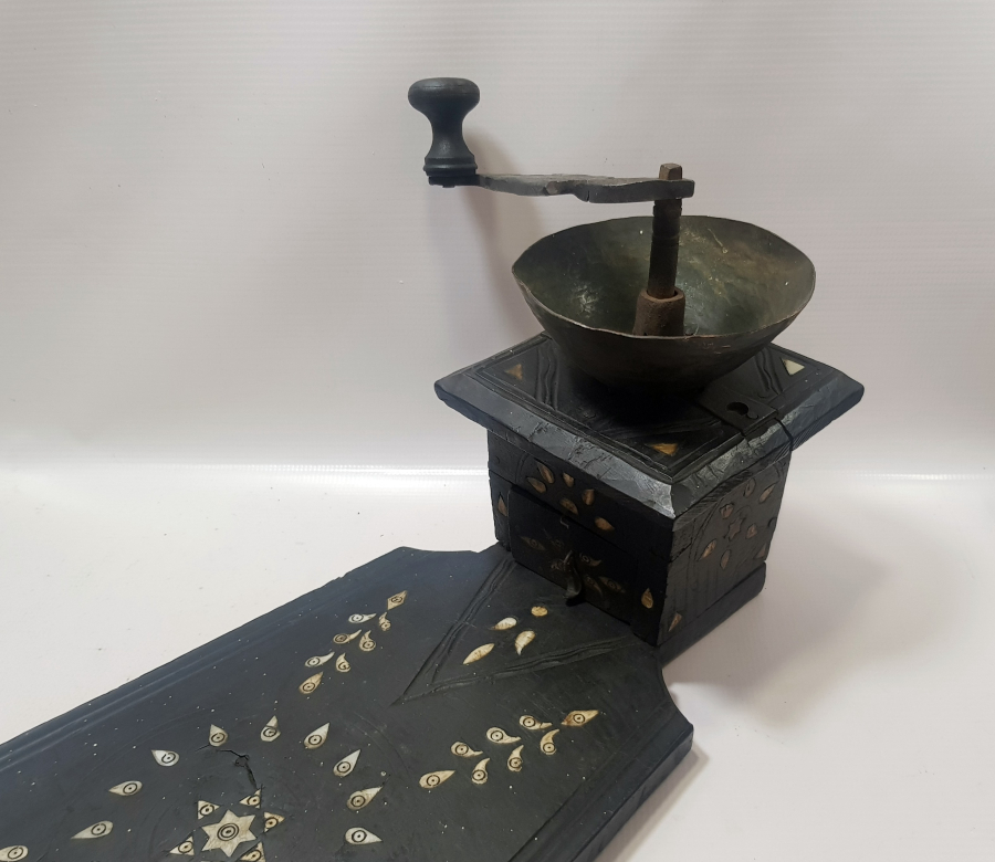 OSMANLI DÖNEMİ NADİR FORMDA İŞLEMELİ AHŞAP OTURAK KAHVE DEĞİRMENİ