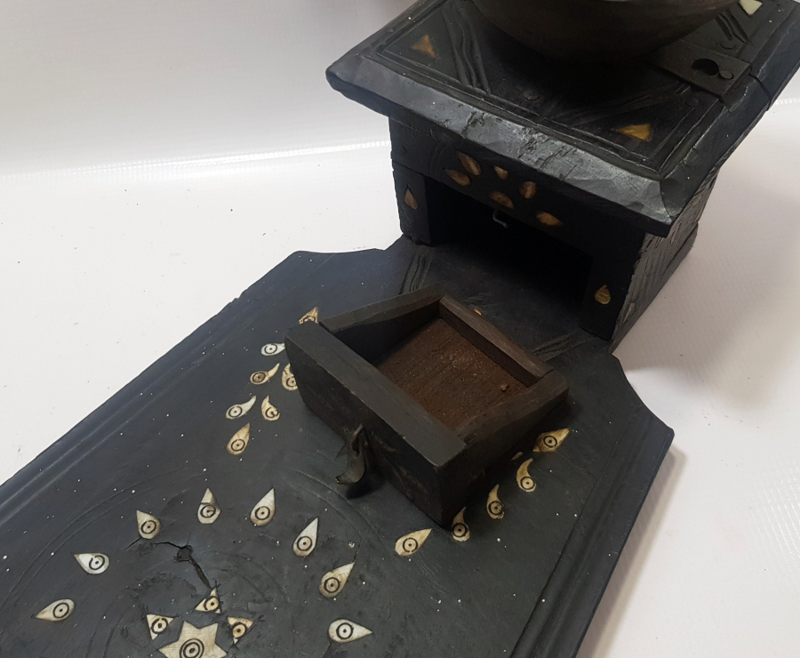 OSMANLI DÖNEMİ NADİR FORMDA İŞLEMELİ AHŞAP OTURAK KAHVE DEĞİRMENİ