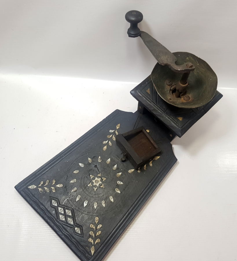 OSMANLI DÖNEMİ NADİR FORMDA İŞLEMELİ AHŞAP OTURAK KAHVE DEĞİRMENİ