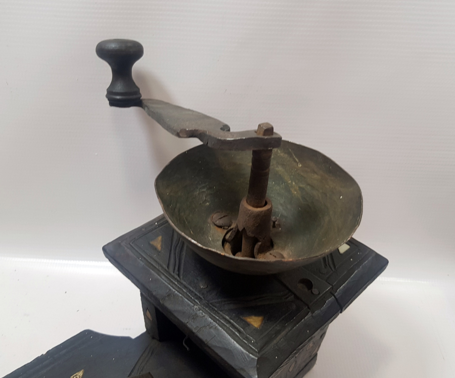 OSMANLI DÖNEMİ NADİR FORMDA İŞLEMELİ AHŞAP OTURAK KAHVE DEĞİRMENİ