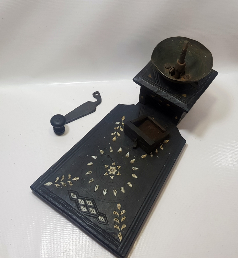 OSMANLI DÖNEMİ NADİR FORMDA İŞLEMELİ AHŞAP OTURAK KAHVE DEĞİRMENİ