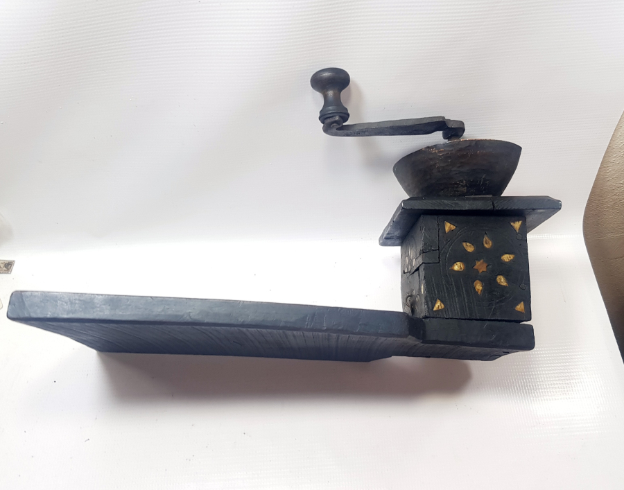 OSMANLI DÖNEMİ NADİR FORMDA İŞLEMELİ AHŞAP OTURAK KAHVE DEĞİRMENİ