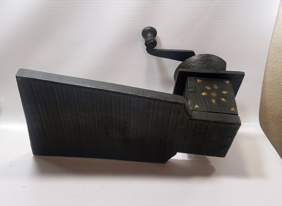 OSMANLI DÖNEMİ NADİR FORMDA İŞLEMELİ AHŞAP OTURAK KAHVE DEĞİRMENİ