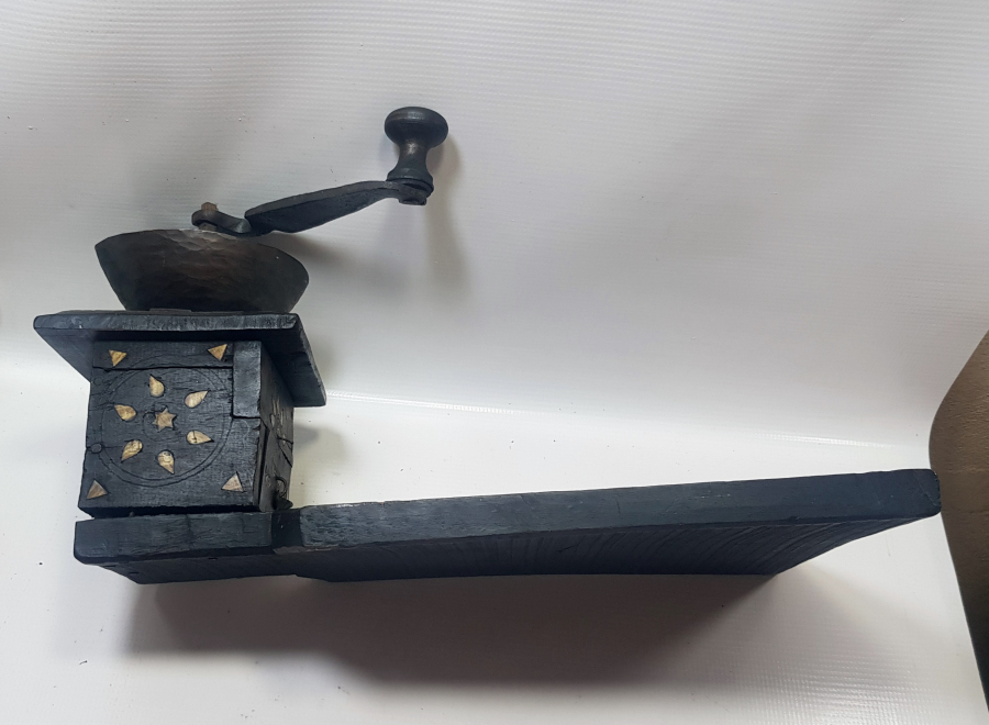 OSMANLI DÖNEMİ NADİR FORMDA İŞLEMELİ AHŞAP OTURAK KAHVE DEĞİRMENİ