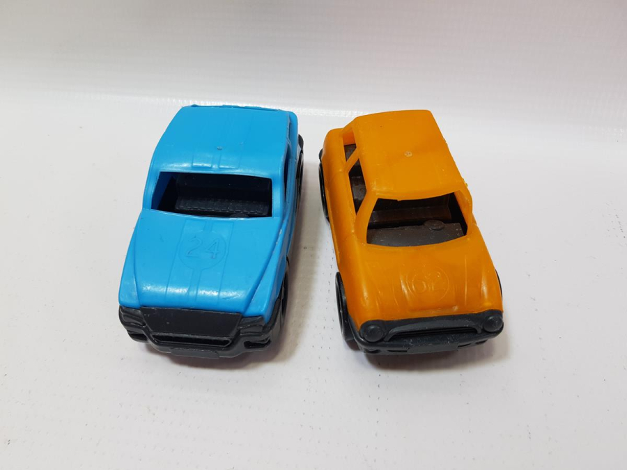 1970'LERDEN İKİ ADET PLASTİK OYUNCAK ARABA