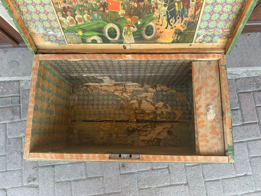 KAPAĞINDA ATATÜRK'ÜN İSTANBUL'A İLK TEŞRİFİ KONULU AFİŞ BULUNAN ÇOK NADİR SANDIK